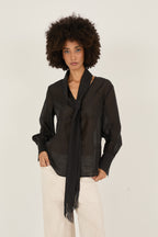 Blusa con lazada negra