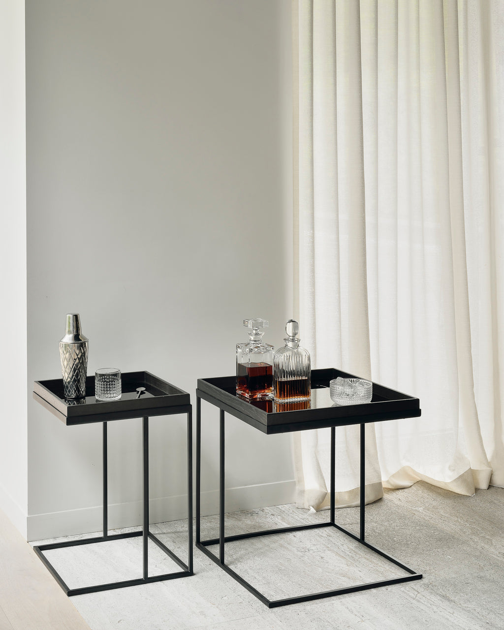 Mesa auxiliar, madera barnizada, negra cuadrada