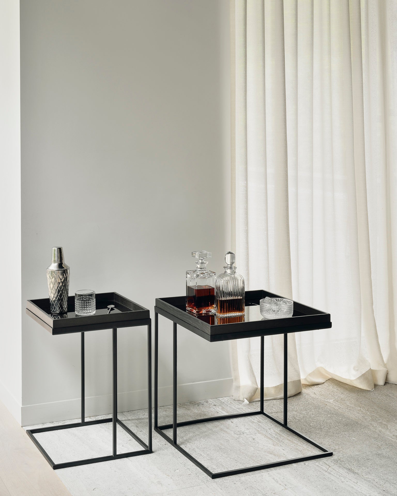 Mesa auxiliar, madera barnizada, negra cuadrada