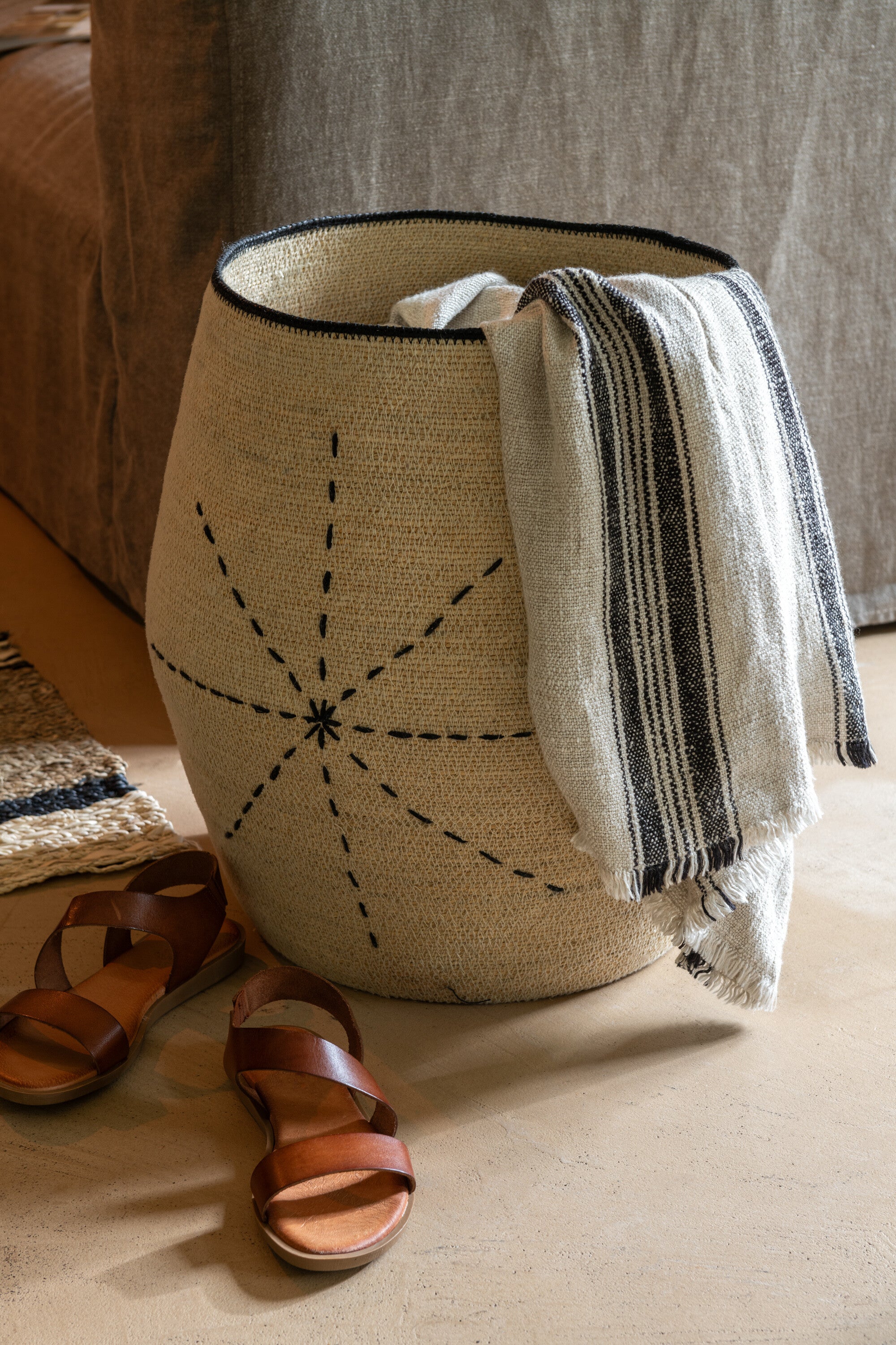 Plaid de lino con líneas en tono beige