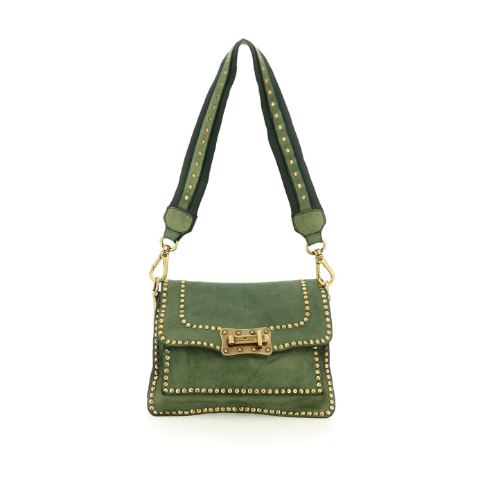 Bolso bandolera "AGNESE" de piel de vacuno teñida en prenda con tachuelas.