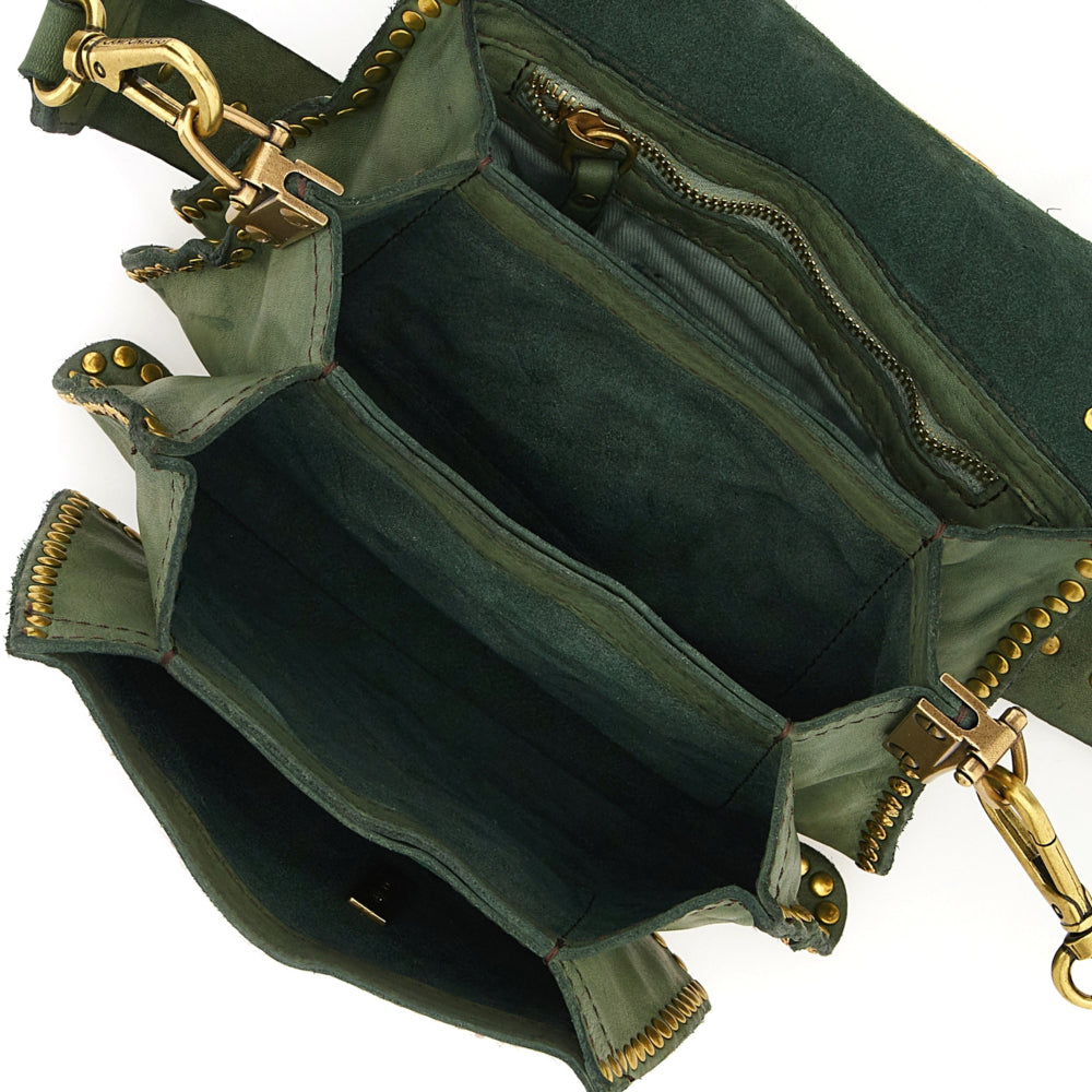 Bolso bandolera "AGNESE" de piel de vacuno teñida en prenda con tachuelas.