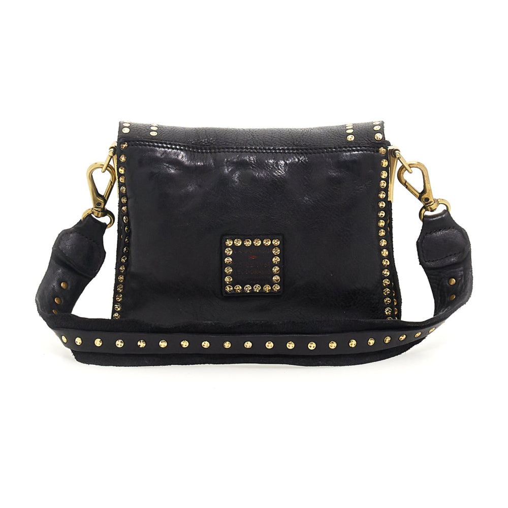 Bolso bandolera de piel negra con tachuelas florales y pedrería.