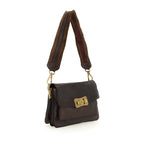 Bolso bandolera "AGNESE" de piel de vacuno teñida en prenda con correa de cinta para el hombro.Marrón