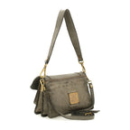 Bolso bandolera "AGNESE" de piel de vacuno teñida en prenda con costuras. Color: Cemento
