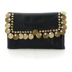 Cartera "MIRTA" con monedero de piel de vacuno teñida en prenda con tachuelas y medallas. Negro  Color: Negro