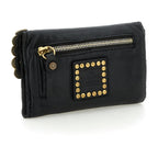 Cartera "MIRTA" con monedero de piel de vacuno teñida en prenda con tachuelas y medallas. Negro  Color: Negro