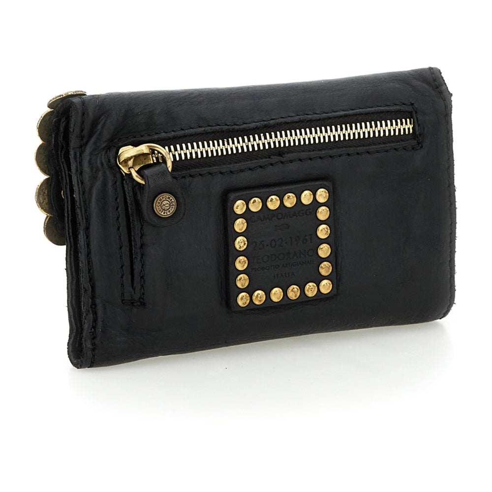 Cartera "MIRTA" con monedero de piel de vacuno teñida en prenda con tachuelas y medallas. Negro  Color: Negro