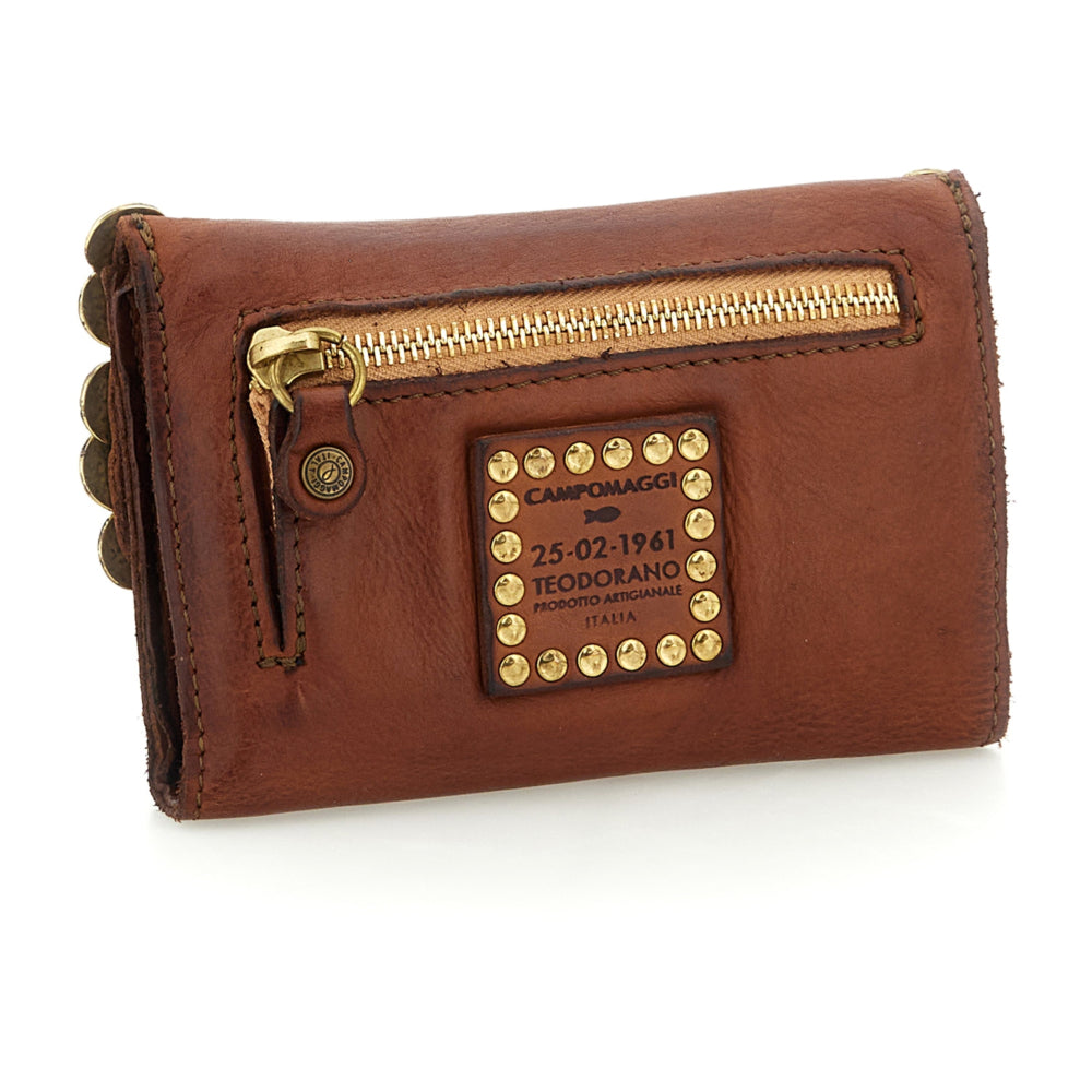Cartera "MIRTA" con monedero de piel de vacuno teñida en prenda con tachuelas y medallas. Color: Cognac