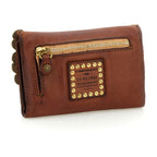 Cartera "MIRTA" con monedero de piel de vacuno teñida en prenda con tachuelas y medallas. Color: Cognac