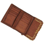 Cartera "MIRTA" con monedero de piel de vacuno teñida en prenda con tachuelas y medallas. Color: Cognac