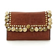 Cartera "MIRTA" con monedero de piel de vacuno teñida en prenda con tachuelas y medallas. Color: Cognac