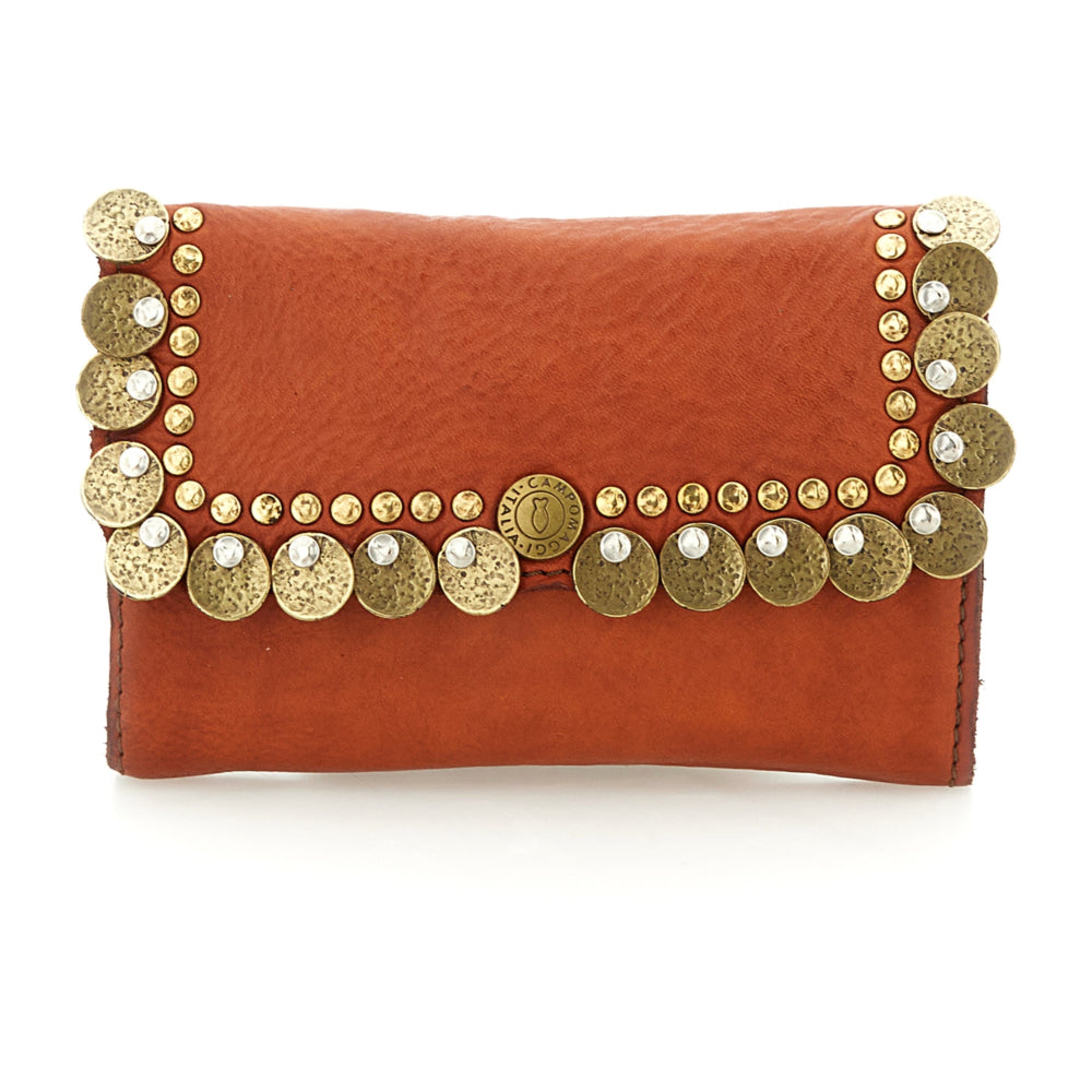 Cartera "MIRTA" con monedero de piel de vacuno teñida en prenda con tachuelas y medallas. Color: Tono mate