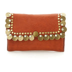 Cartera "MIRTA" con monedero de piel de vacuno teñida en prenda con tachuelas y medallas. Color: Tono mate