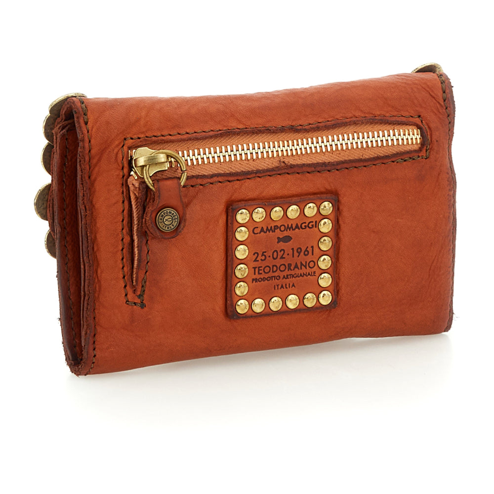 Cartera "MIRTA" con monedero de piel de vacuno teñida en prenda con tachuelas y medallas. Color: Tono mate