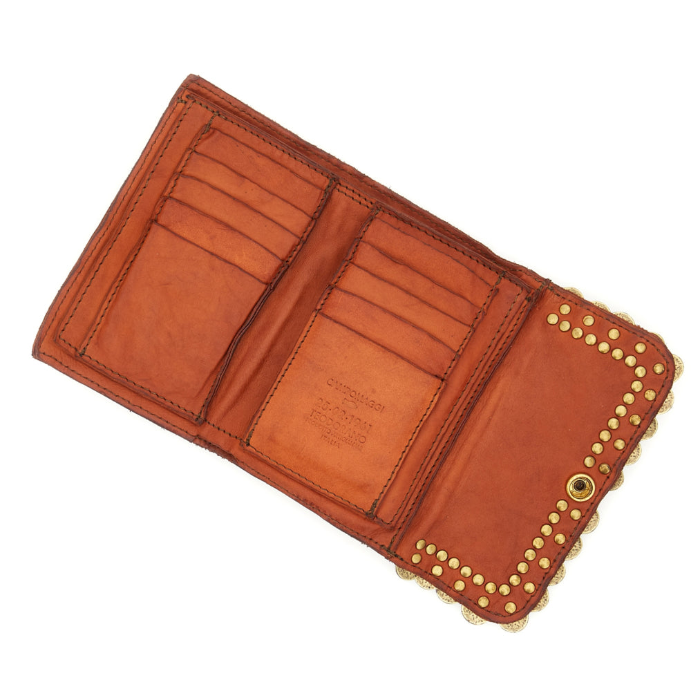 Cartera "MIRTA" con monedero de piel de vacuno teñida en prenda con tachuelas y medallas. Color: Tono mate