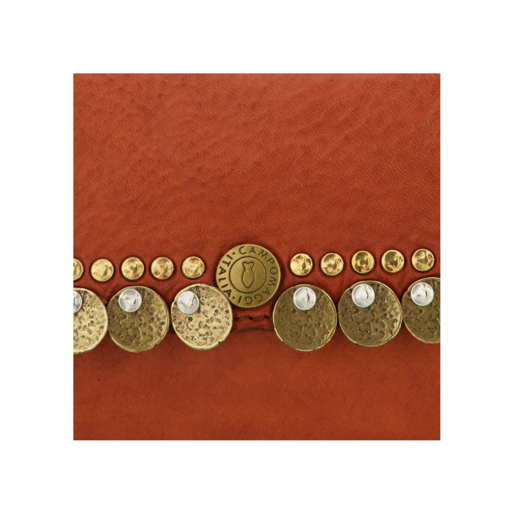 Cartera "MIRTA" con monedero de piel de vacuno teñida en prenda con tachuelas y medallas. Color: Tono mate