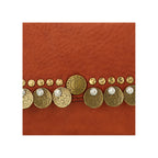 Cartera "MIRTA" con monedero de piel de vacuno teñida en prenda con tachuelas y medallas. Color: Tono mate