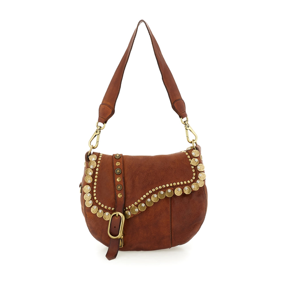 Bolso bandolera en piel de vacuno teñida en prenda, con tachuelas