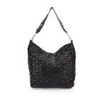 Bolso de hombro en piel de vacuno tejida y teñida en prenda, con asa de hombro con tachuelas