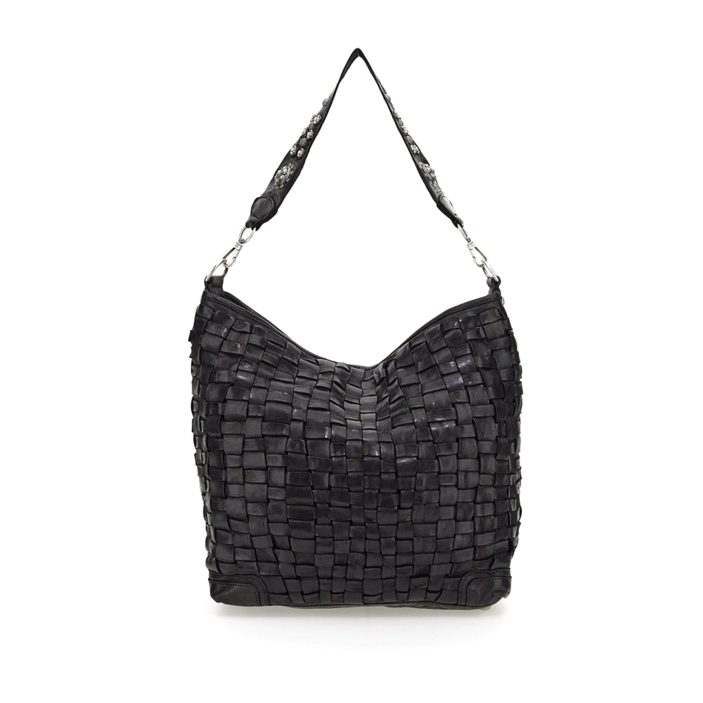 Bolso de hombro en piel de vacuno tejida y teñida en prenda, con asa de hombro con tachuelas