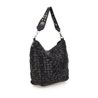 Bolso de hombro en piel de vacuno tejida y teñida en prenda, con asa de hombro con tachuelas