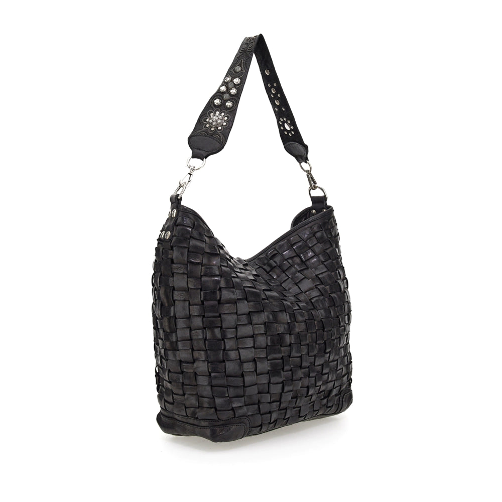 Bolso de hombro en piel de vacuno tejida y teñida en prenda, con asa de hombro con tachuelas