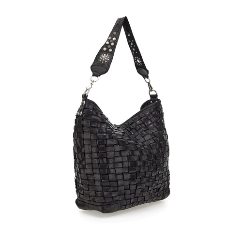 Bolso de hombro en piel de vacuno tejida y teñida en prenda, con asa de hombro con tachuelas