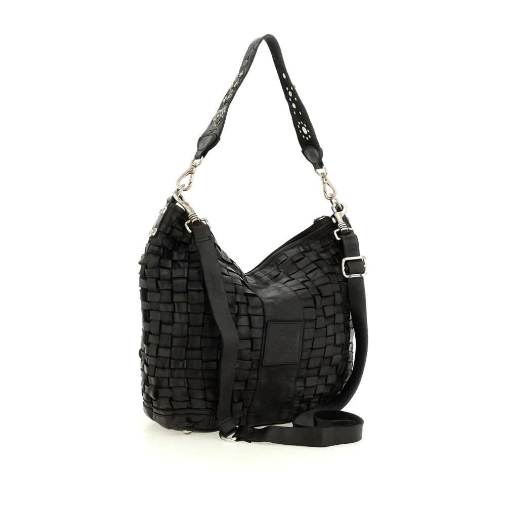 Bolso de hombro en piel de vacuno tejida y teñida en prenda, con asa de hombro con tachuelas