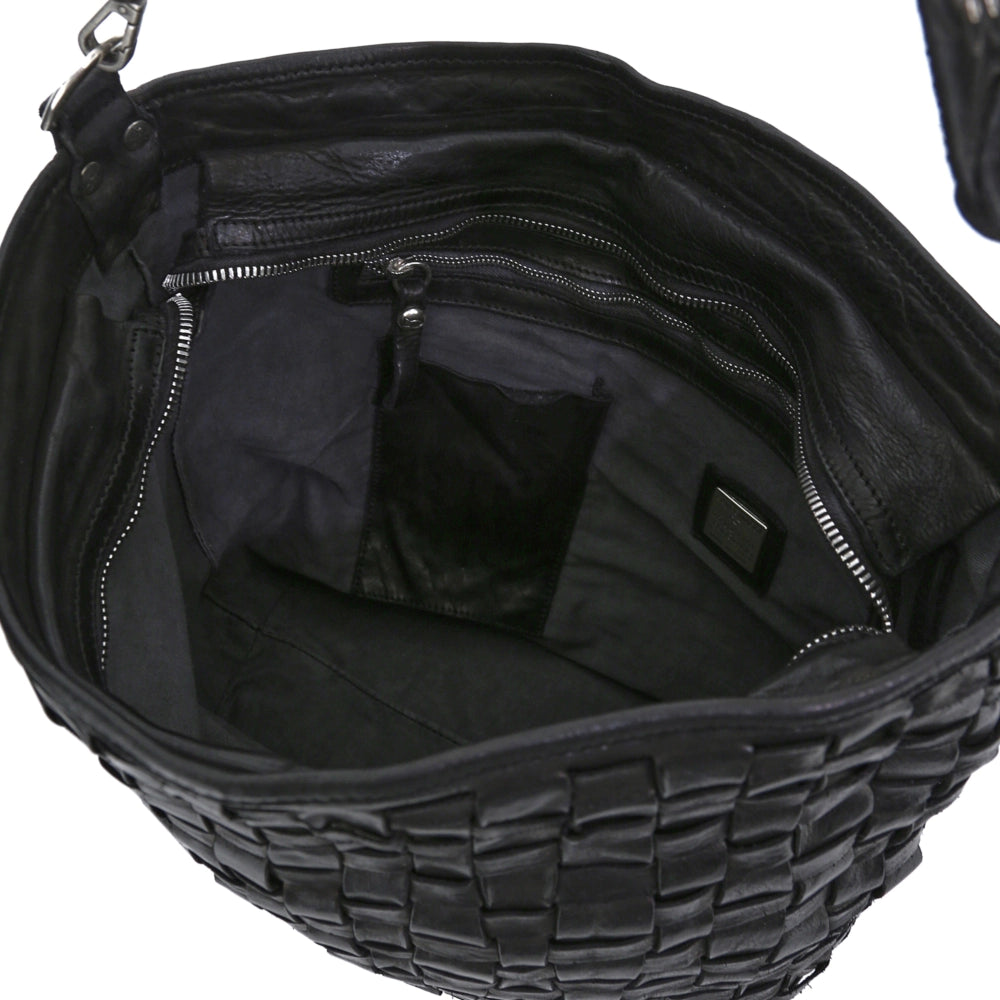 Bolso de hombro en piel de vacuno tejida y teñida en prenda, con asa de hombro con tachuelas
