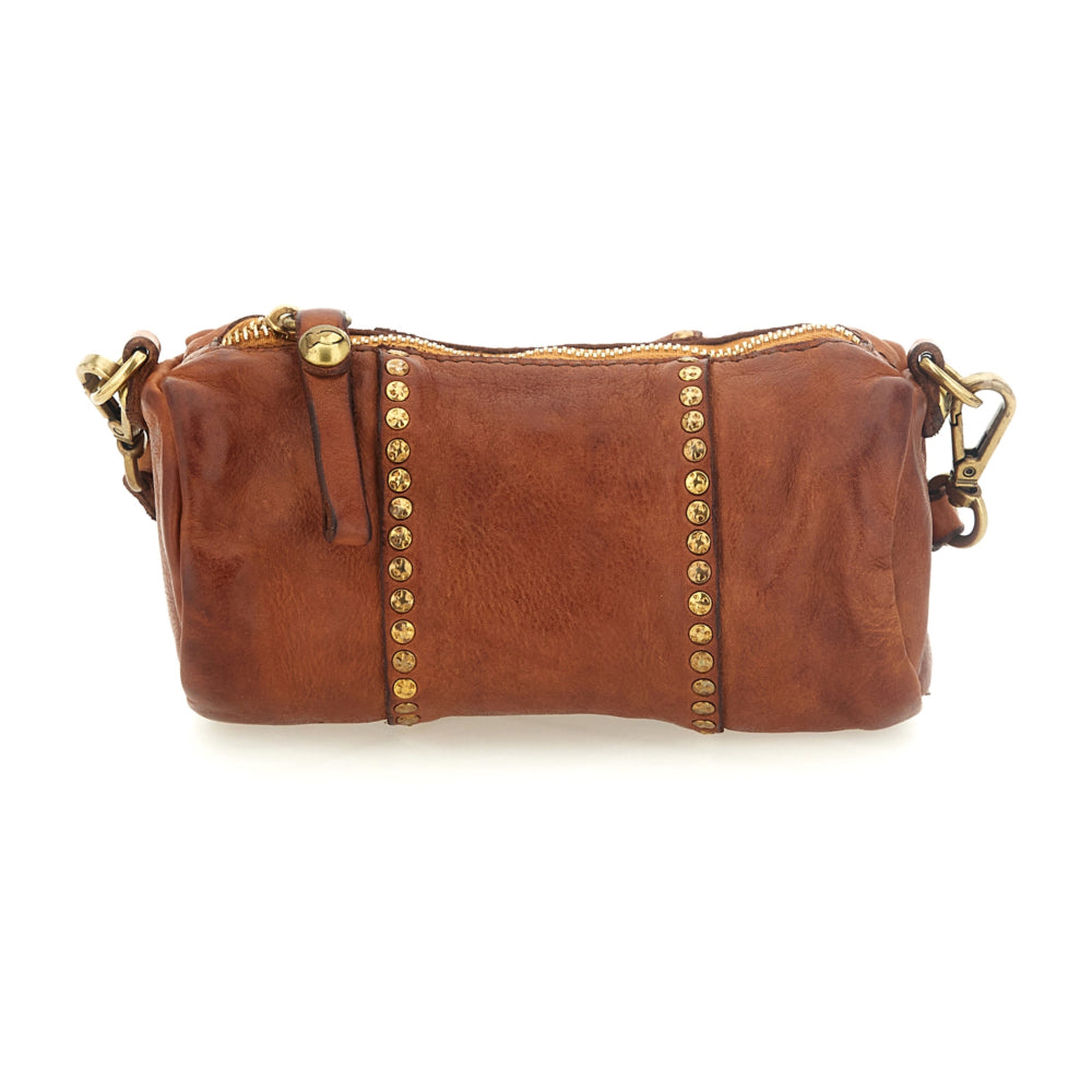 Bolso bandolera "LICIA" de piel de vacuno teñida en prenda con tachuelas.