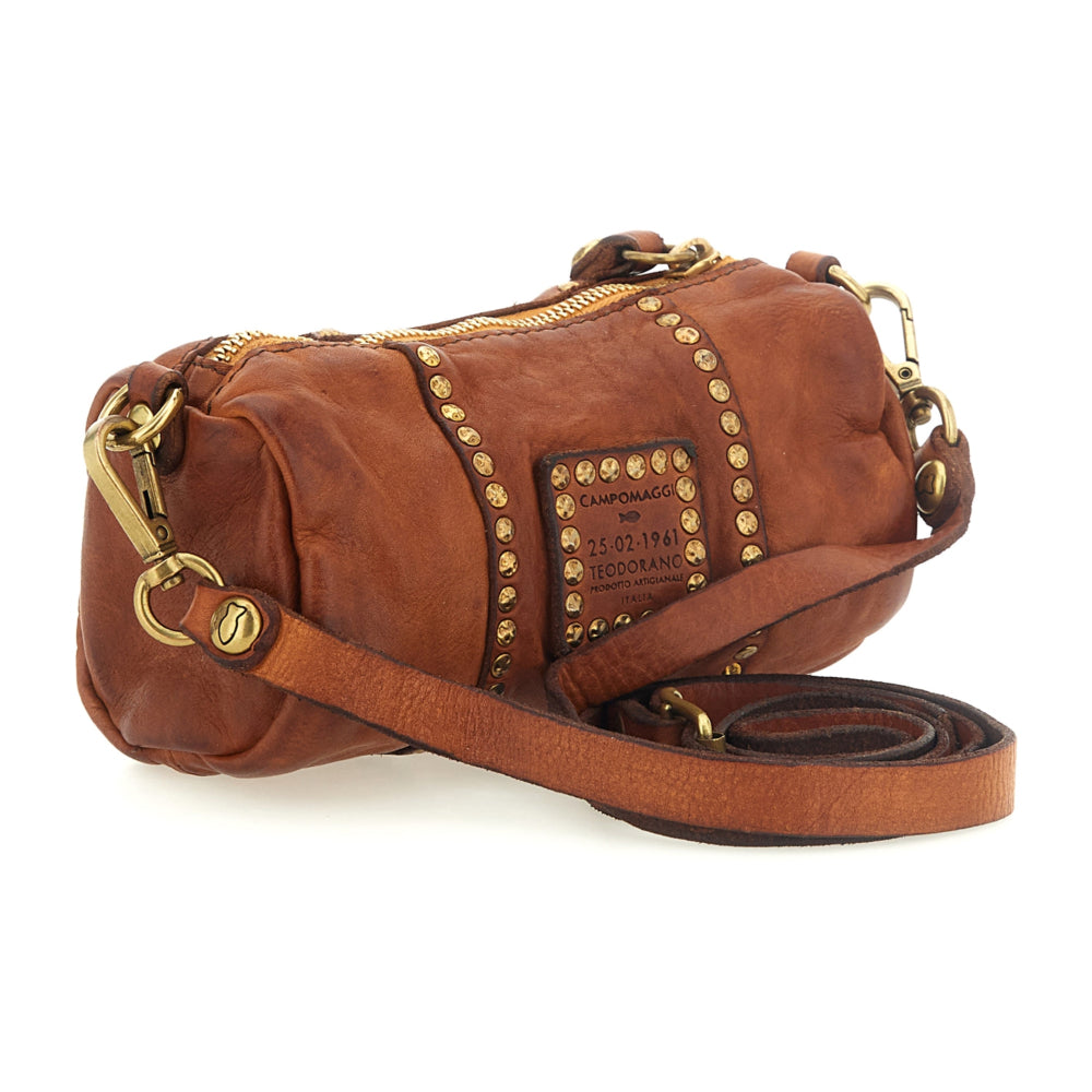 Bolso bandolera "LICIA" de piel de vacuno teñida en prenda con tachuelas.