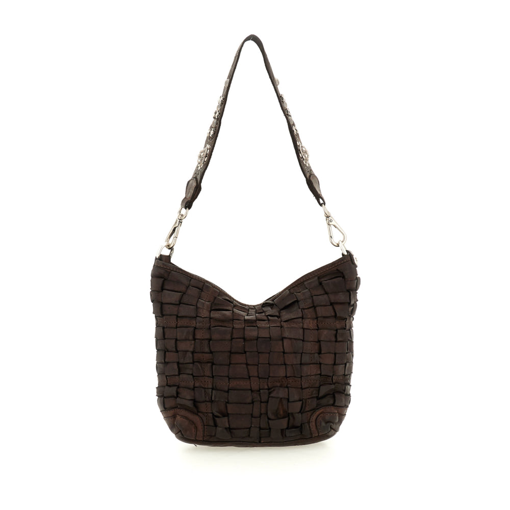 Bolso de hombro en piel de vacuno tejida y teñida en prenda, con asa de hombro con tachuelas