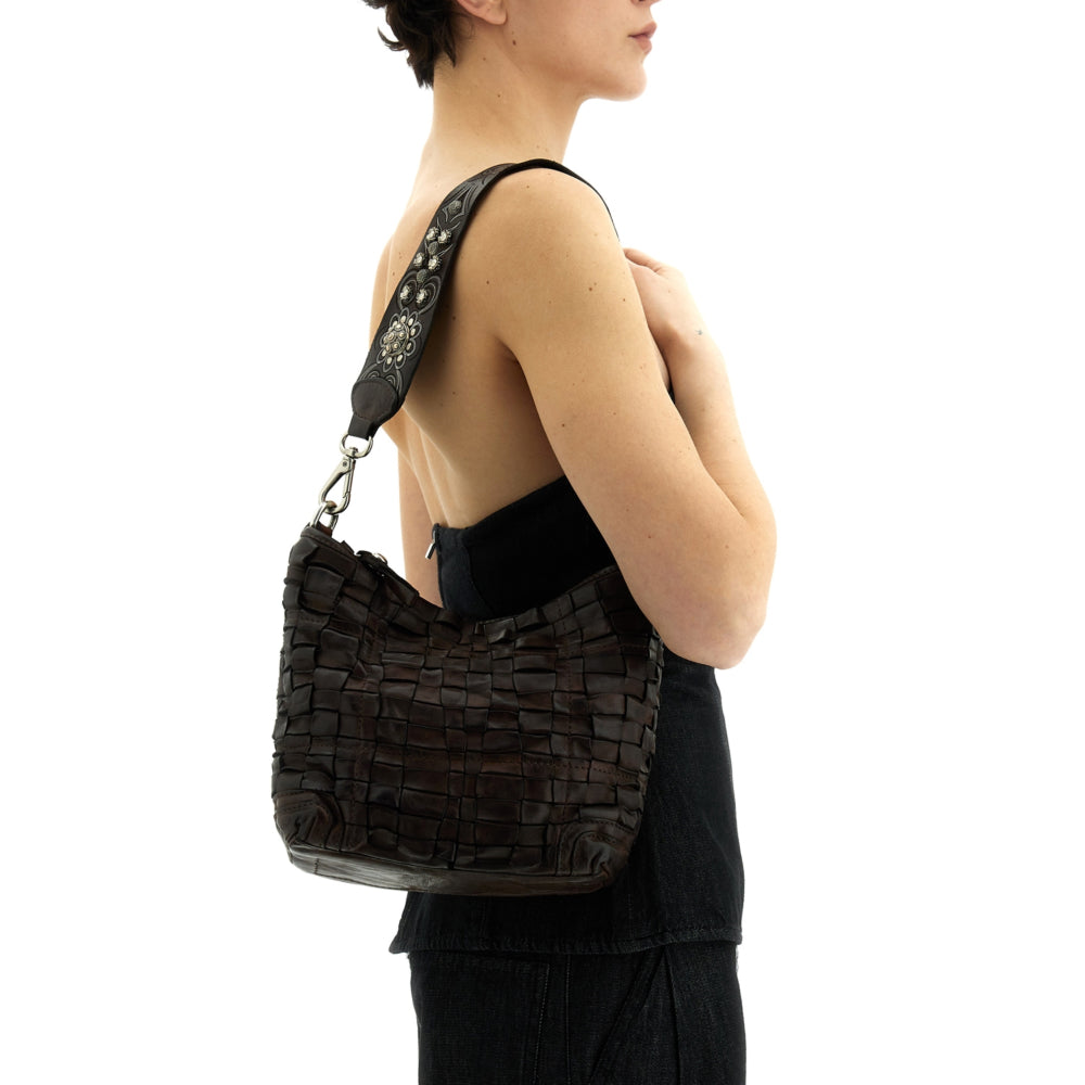Bolso de hombro en piel de vacuno tejida y teñida en prenda, con asa de hombro con tachuelas