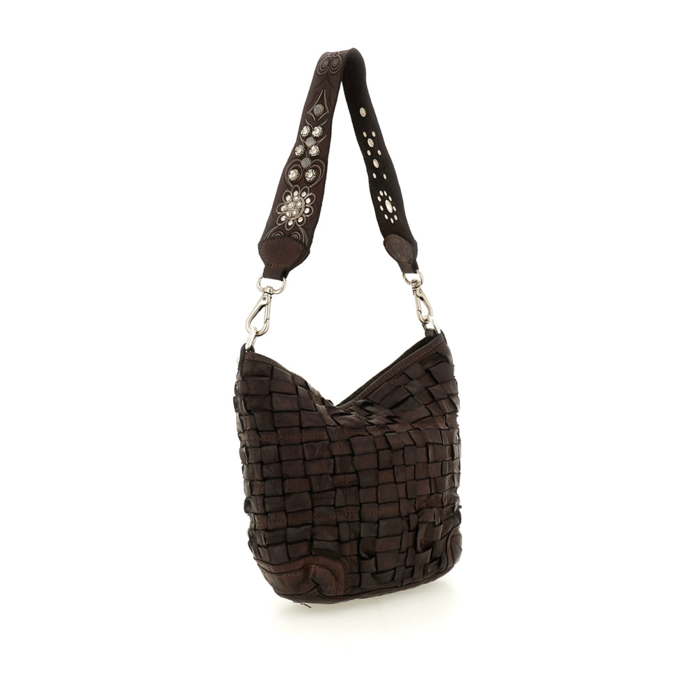 Bolso de hombro en piel de vacuno tejida y teñida en prenda, con asa de hombro con tachuelas