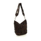 Bolso de hombro en piel de vacuno tejida y teñida en prenda, con asa de hombro con tachuelas