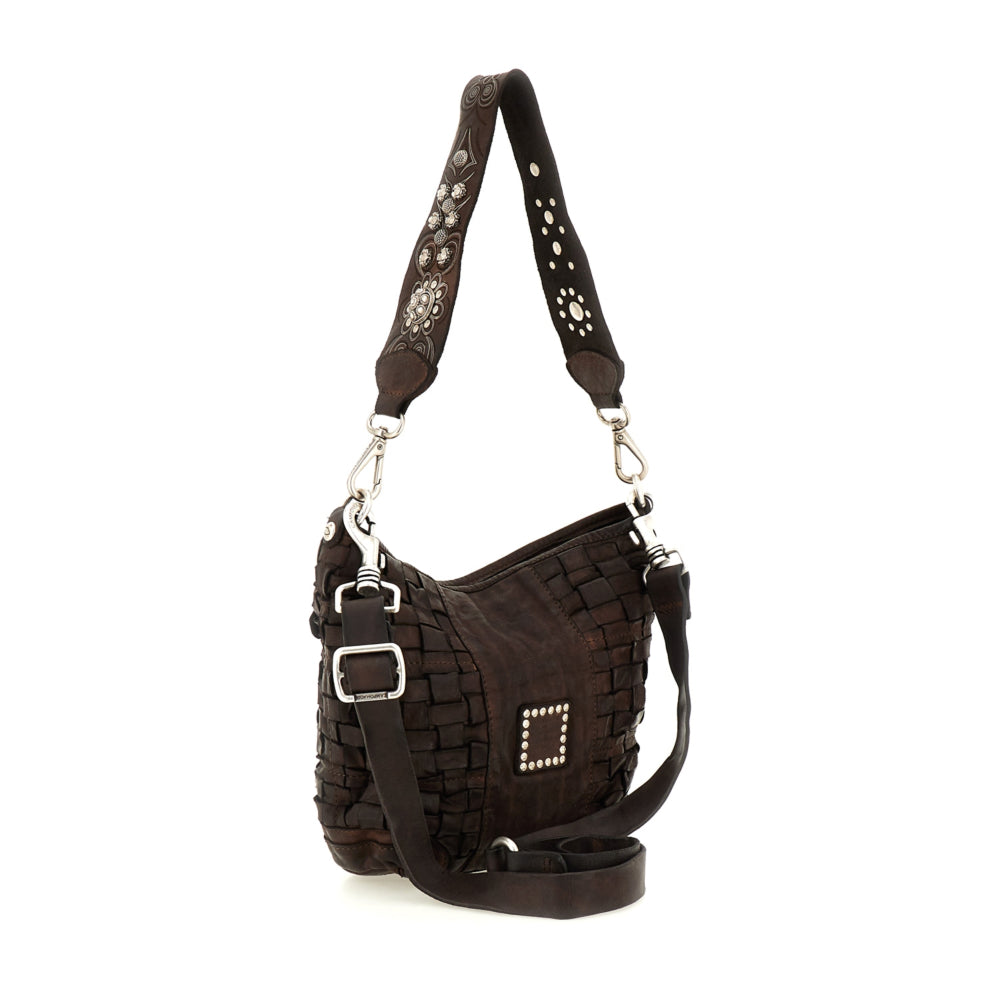 Bolso de hombro en piel de vacuno tejida y teñida en prenda, con asa de hombro con tachuelas