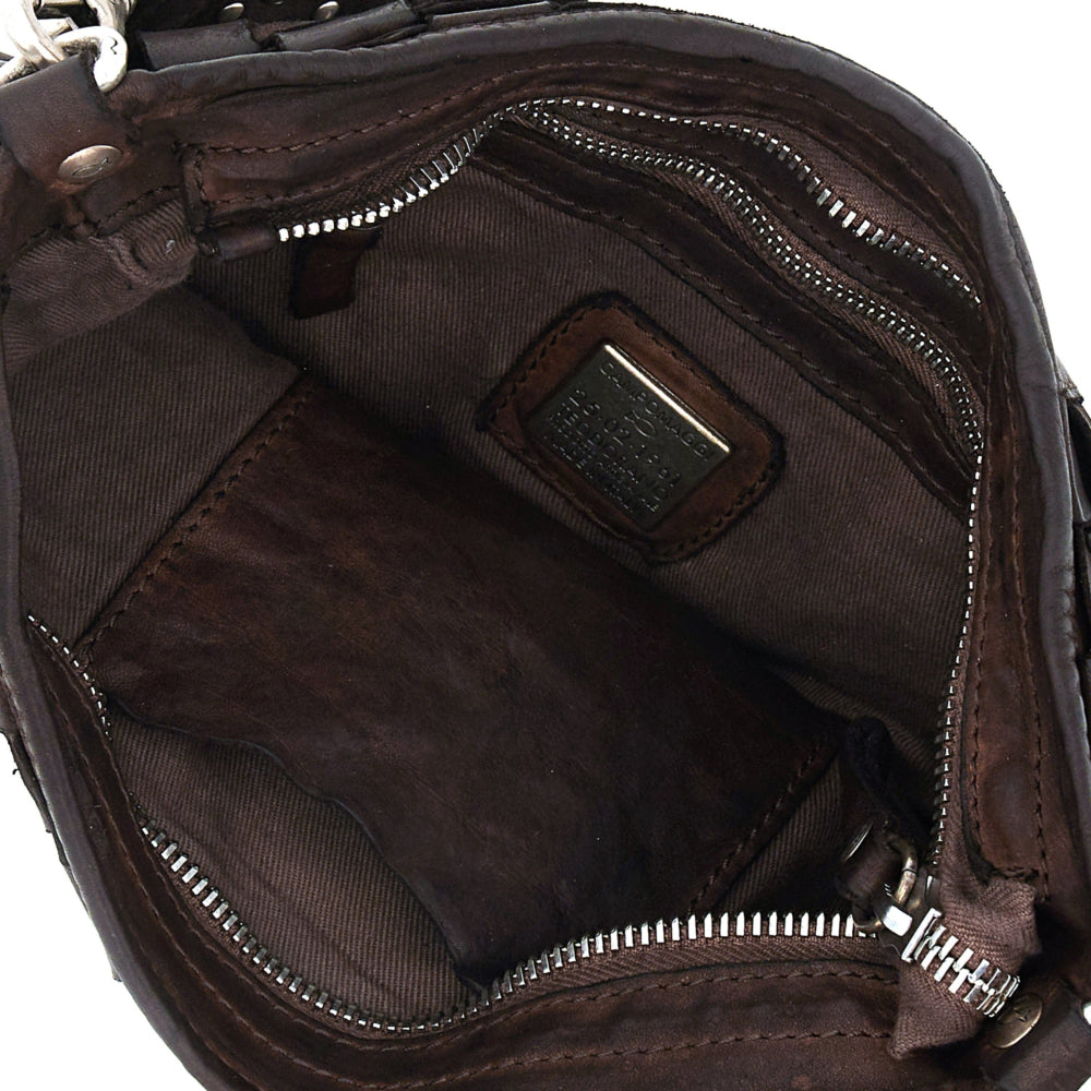 Bolso de hombro en piel de vacuno tejida y teñida en prenda, con asa de hombro con tachuelas