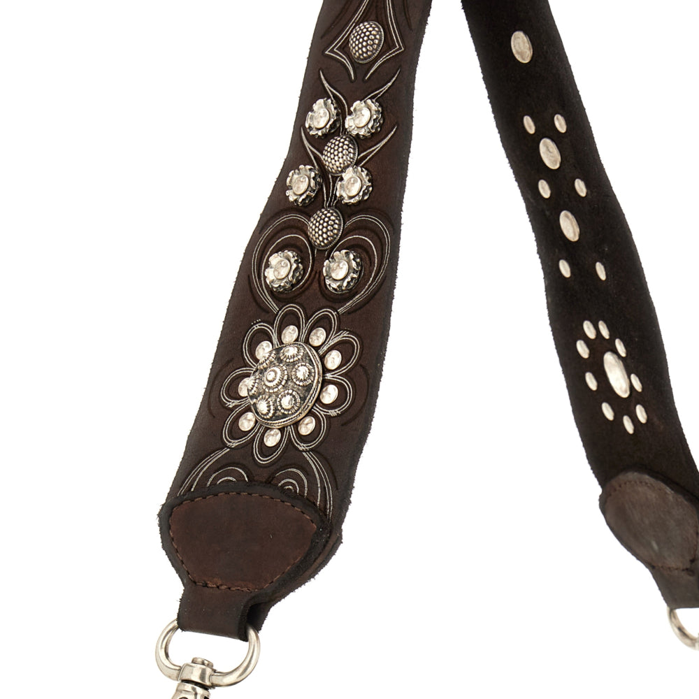 Bolso de hombro en piel de vacuno tejida y teñida en prenda, con asa de hombro con tachuelas