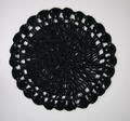 BAJO PLATO NEGRO CROCHE