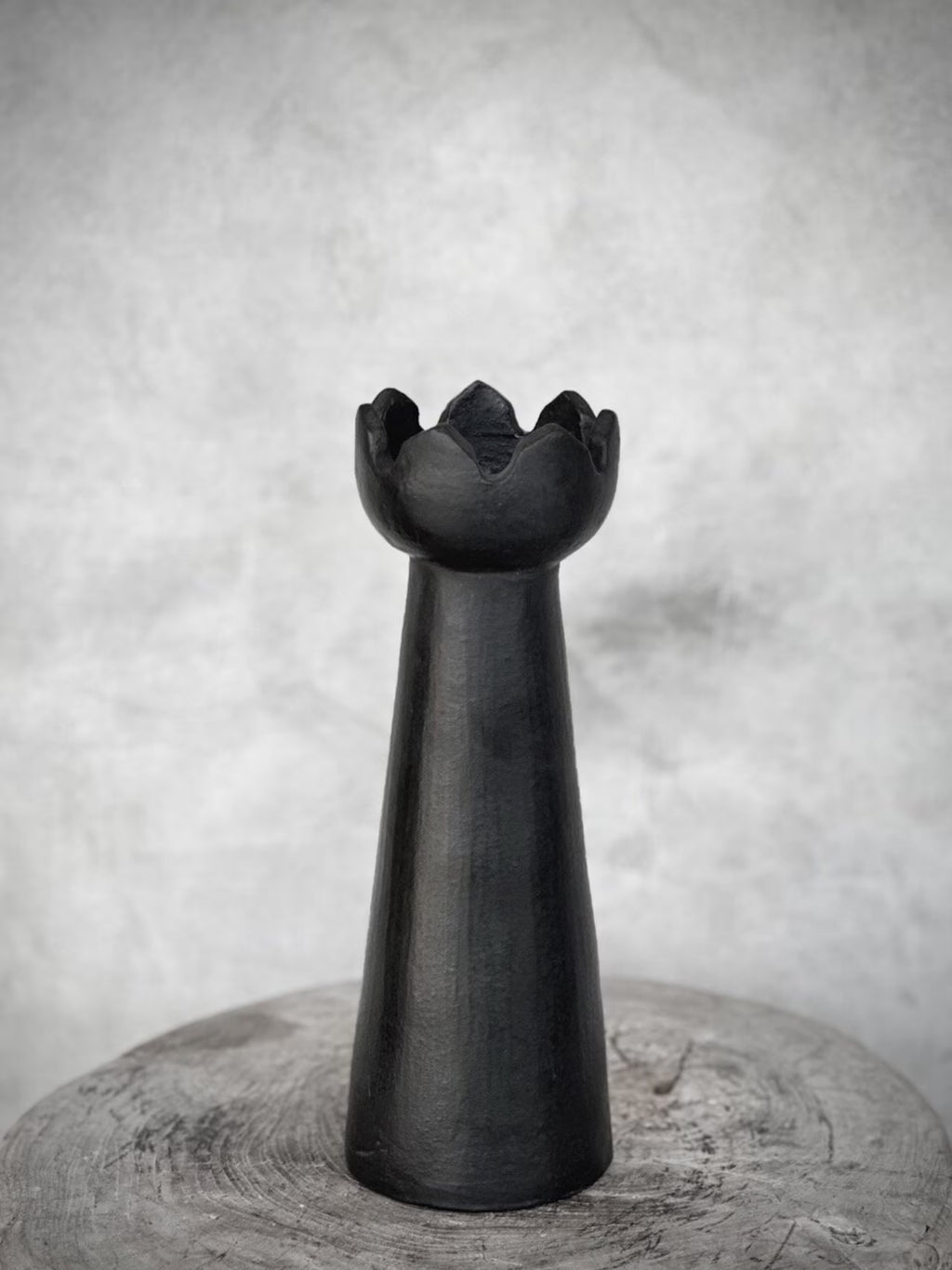 Portavelas pequeño negro antiguo