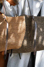 Bolso XXL de rafia artesanal con asas de piel negro