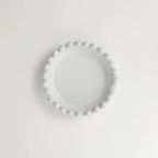 Cuenco blanco con borde de esferas