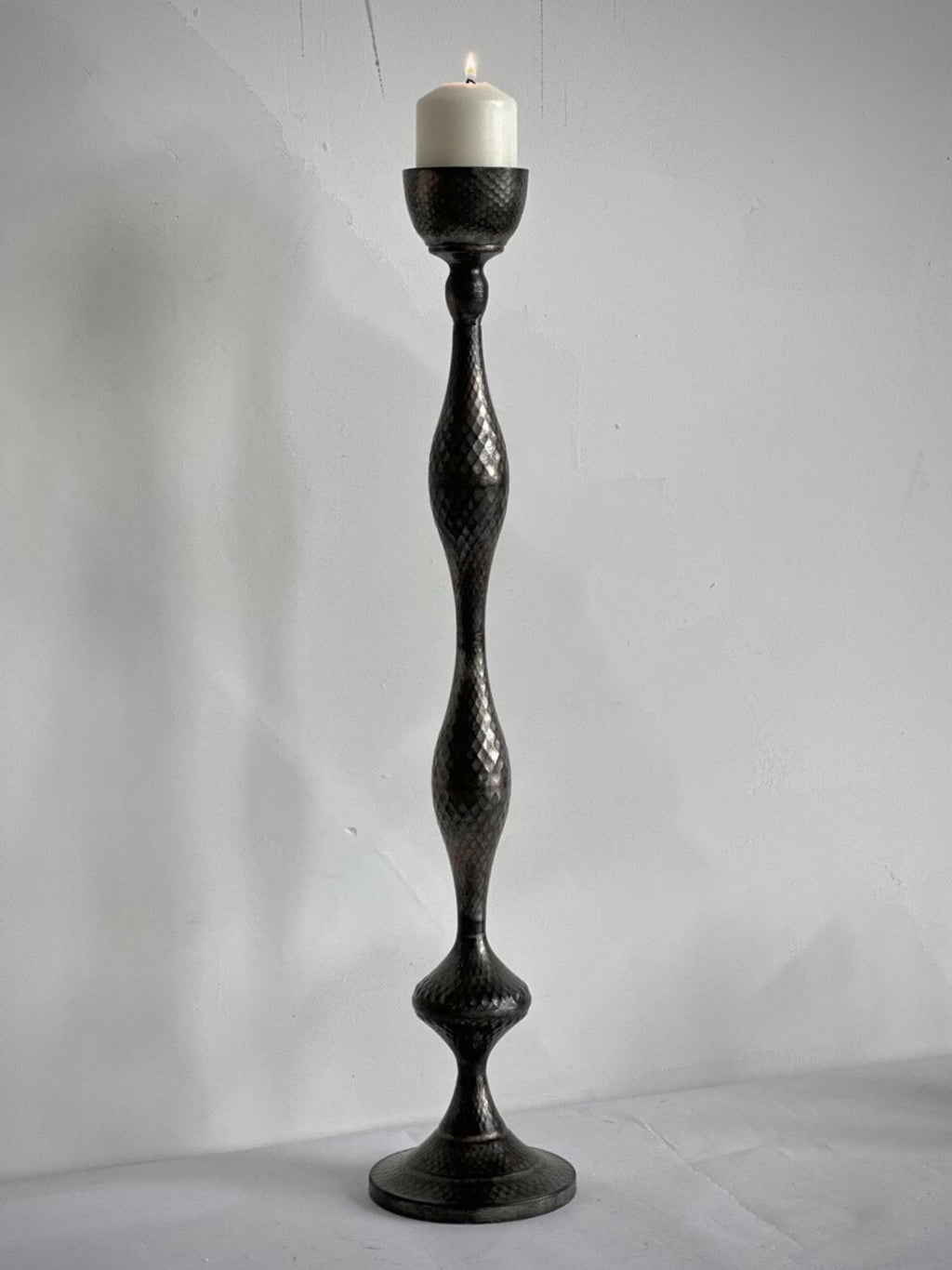 Portavelas de mesa grande en latón antiguo