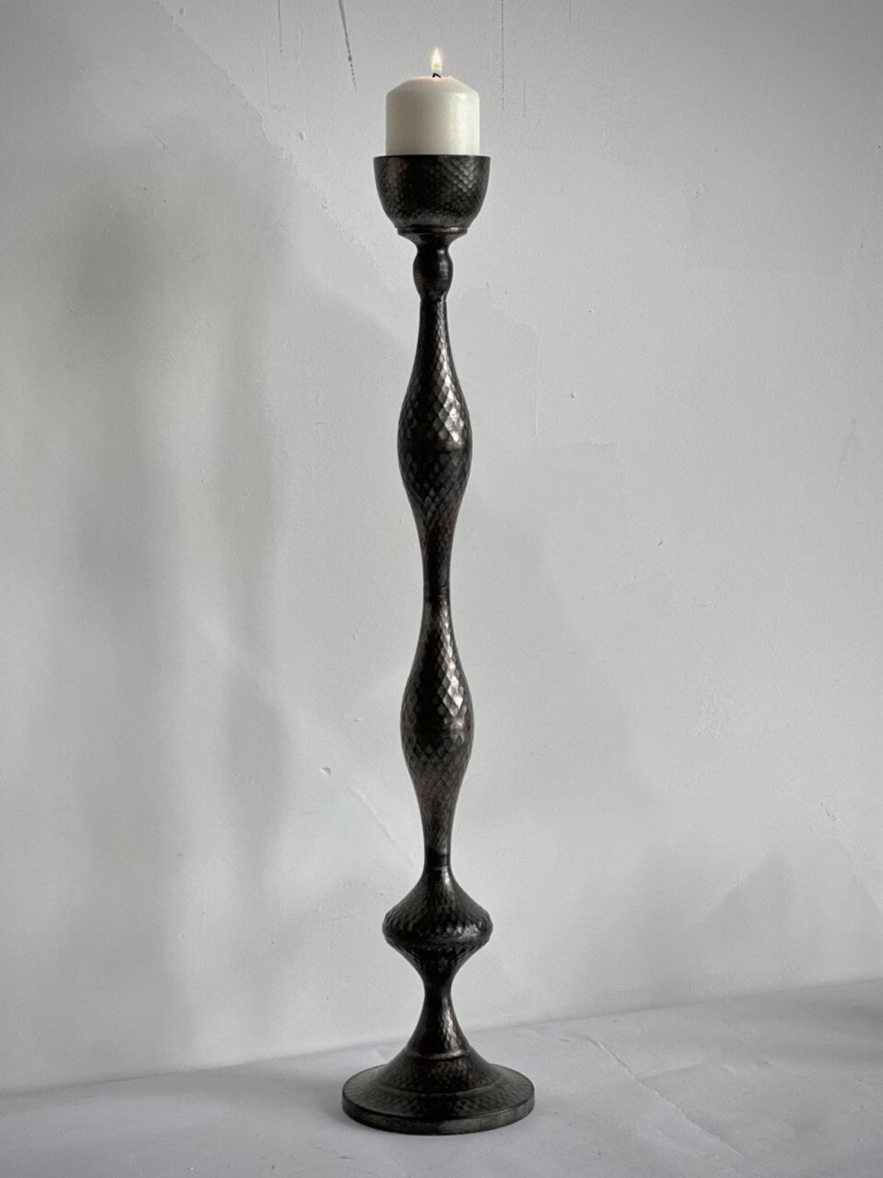 Portavelas de mesa grande en latón antiguo