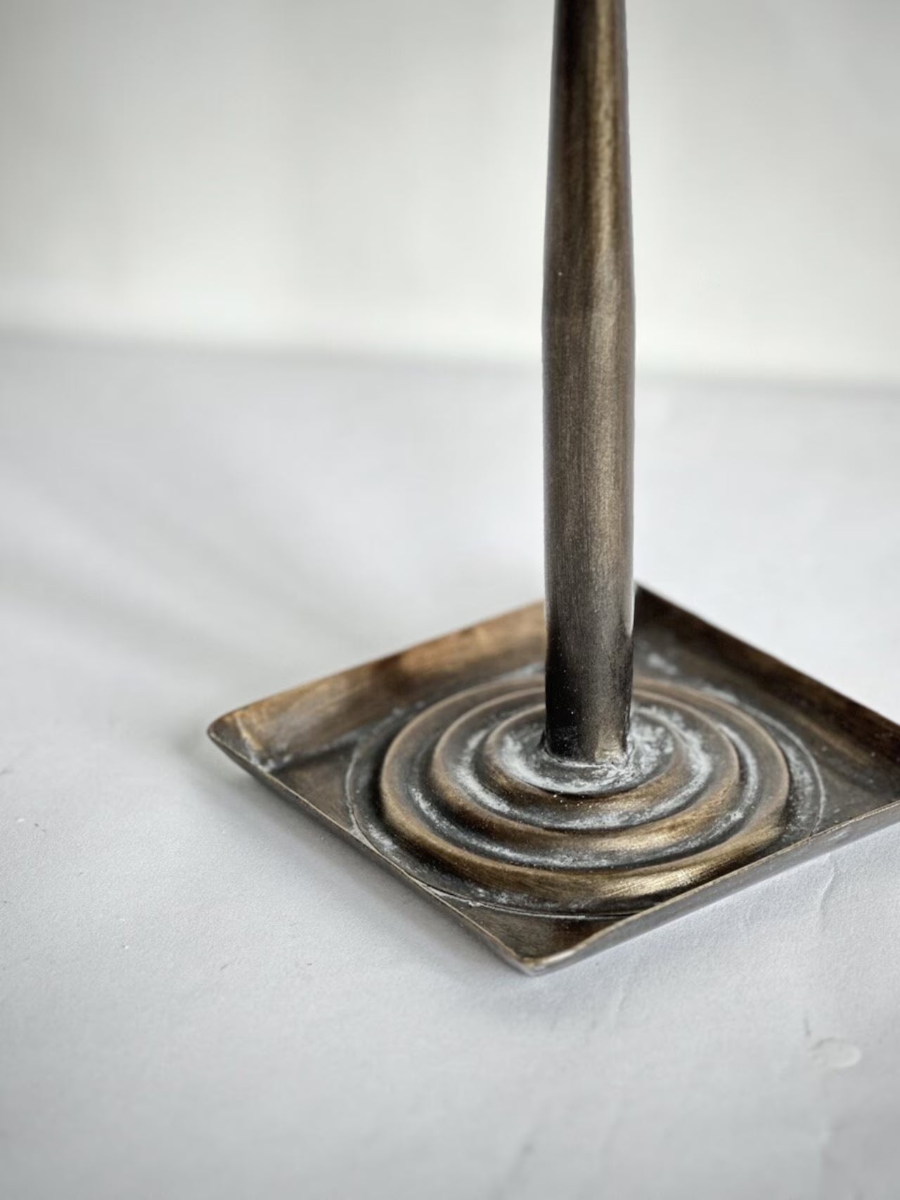 Portavelas de mesa en latón antiguo