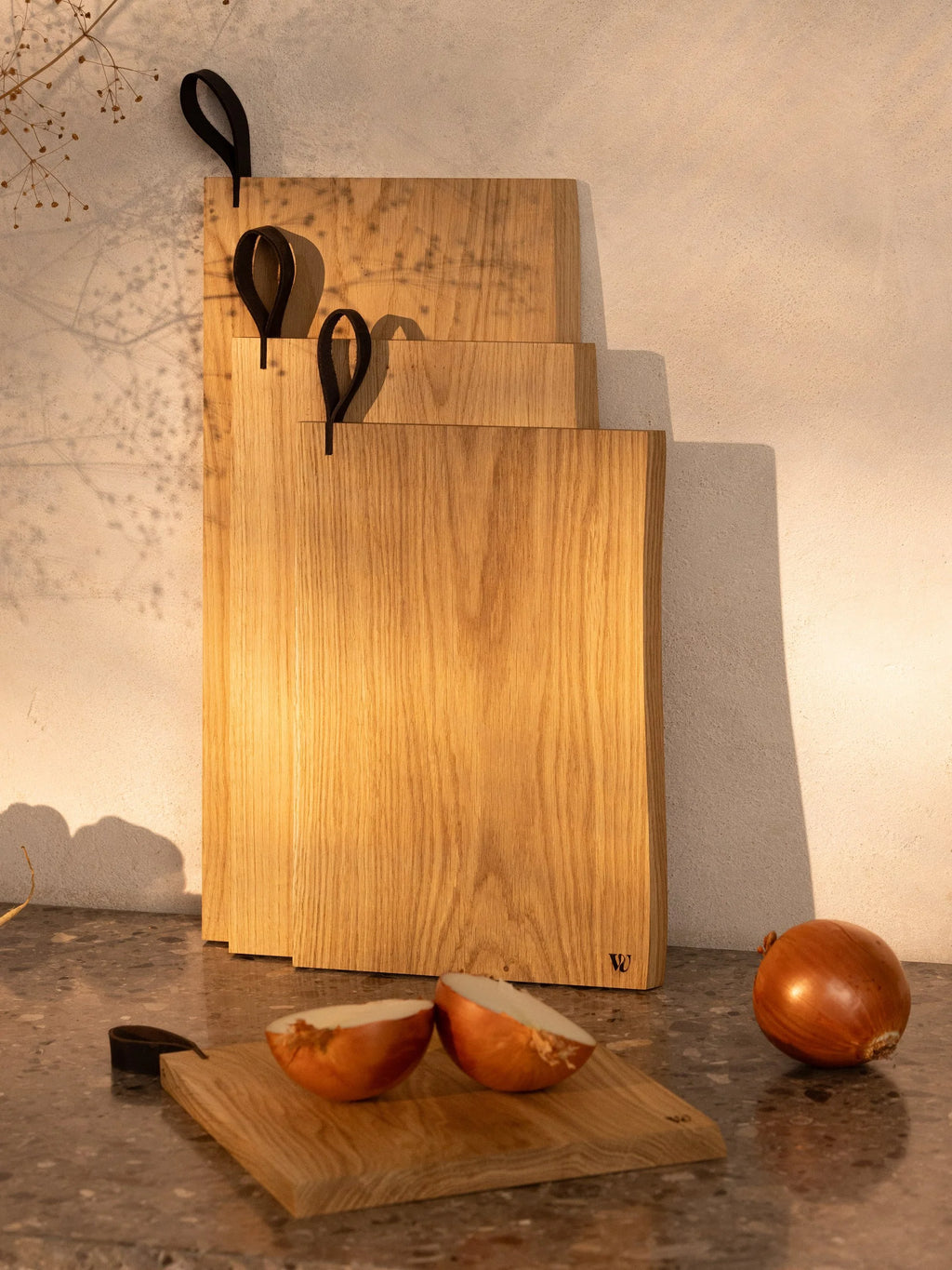 Tabla de roble con detalle de cuero