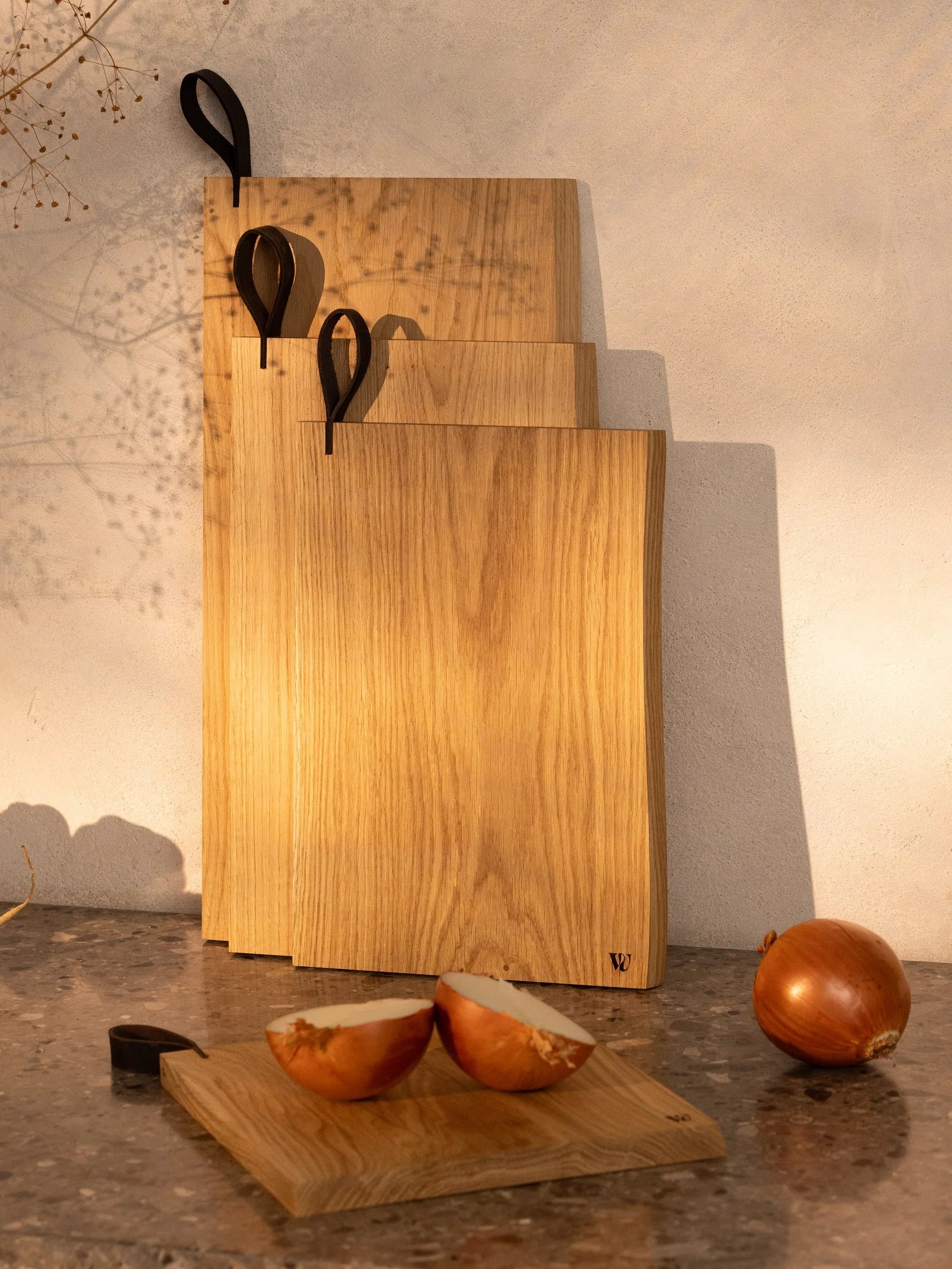 Tabla de roble con detalle de cuero