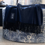 Plaid azul oscuro con flecos | 130 x 180 cm