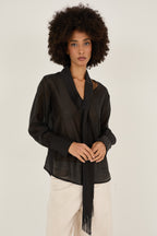 Blusa con lazada negra